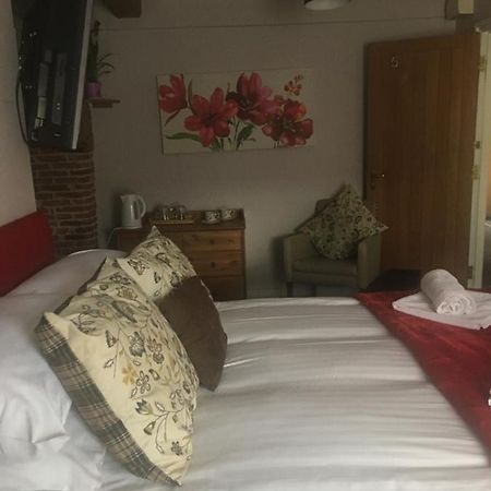 Bed and Breakfast The Chequers à Royston  Extérieur photo