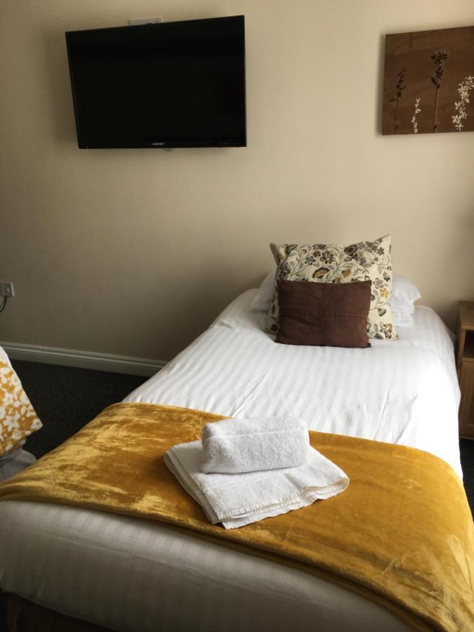Bed and Breakfast The Chequers à Royston  Extérieur photo