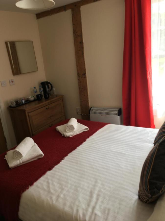 Bed and Breakfast The Chequers à Royston  Extérieur photo
