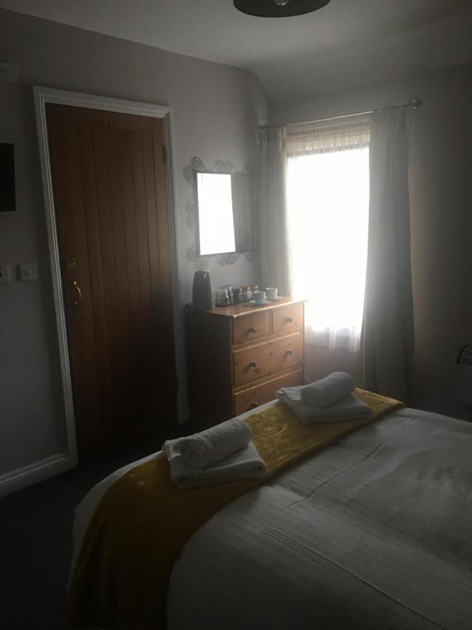 Bed and Breakfast The Chequers à Royston  Extérieur photo