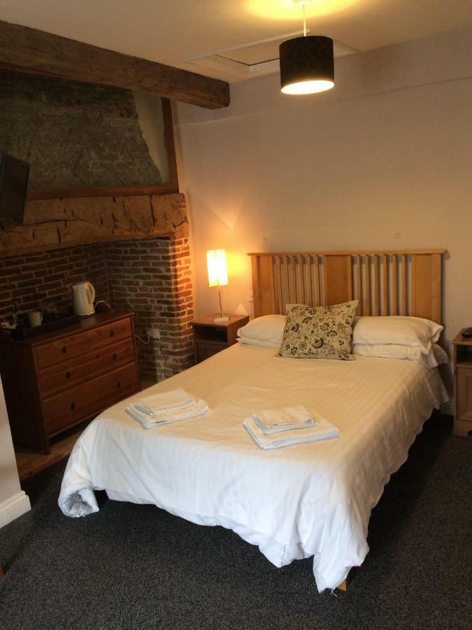 Bed and Breakfast The Chequers à Royston  Extérieur photo