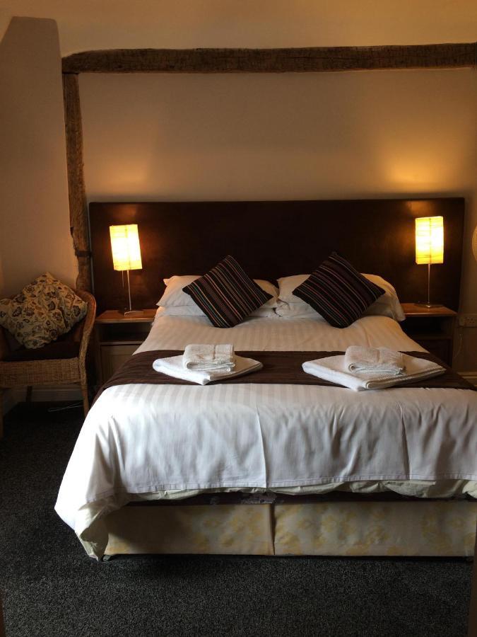 Bed and Breakfast The Chequers à Royston  Extérieur photo